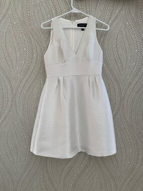 Laundry by Shelli Segal White Shimmery V-Neck Mini Dress